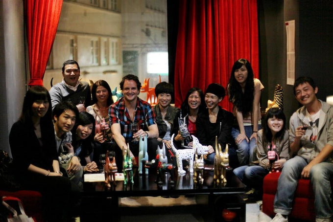 101 Show Group Photo With Sculptures