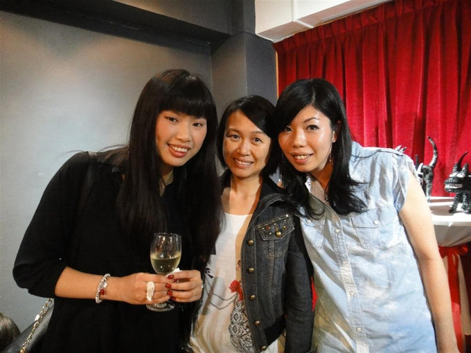 101 Show Three Women Smiling At Event