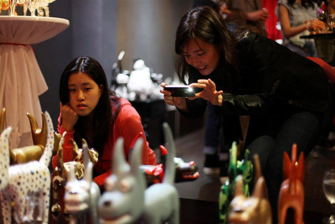101 Show Women Photographing Sculptures